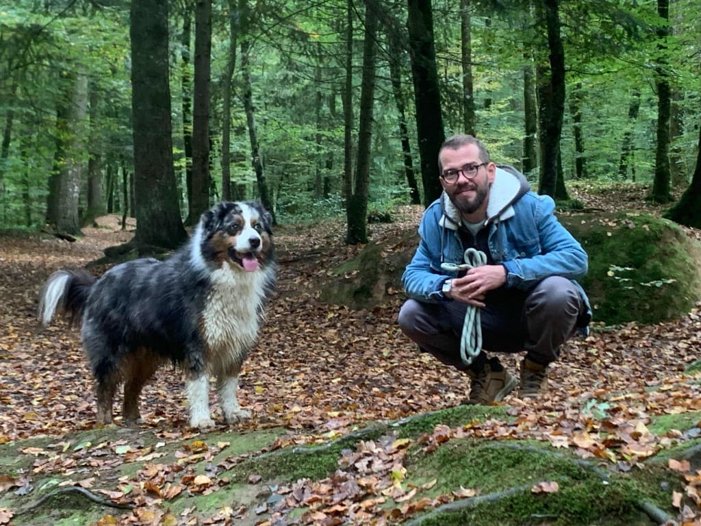 Rémy Manescau, éducateur canin aux Yvelines, en balade en forêt avec Orion